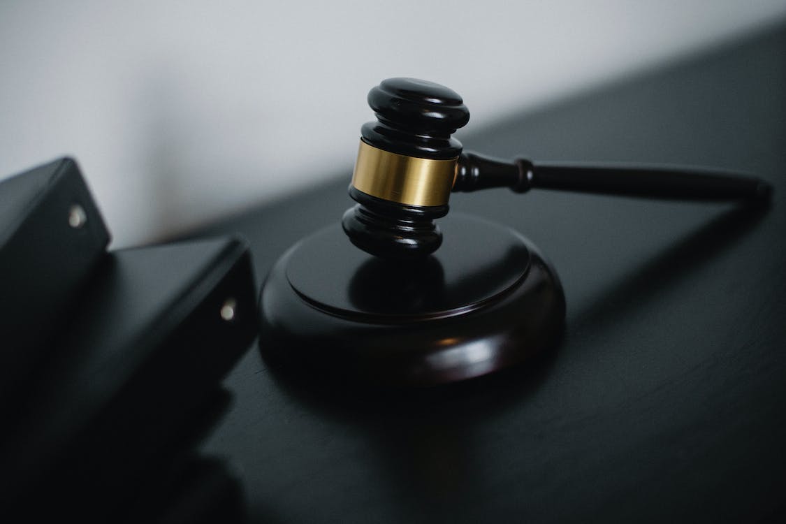 明知自己感染艾滋病还与他人发生性行为违法吗？